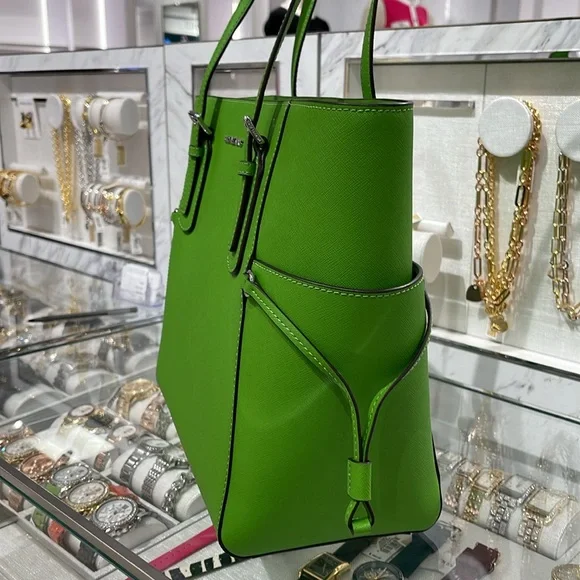 Michael Kors Voyager Large Saffiano Leather Tote Bag
Jangle Green 
NWT - Picture 3 of 16